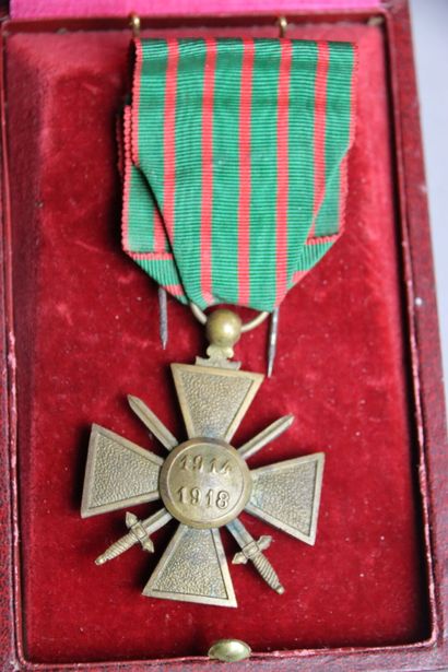 null Réunion de décorations, une croix de guerre de 14- 18, et une médaille commémorative...