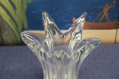 null DAUM France. Vase en cristal moulé, signé sur la base. Hauteur: 27cm. Bon état,...