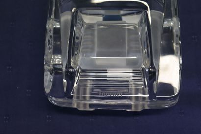 null Claude NICOLAS (XXe-XXIe). Sujet en cristal représentant une Ferrari Testarossa,...