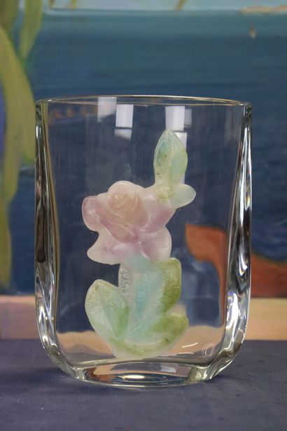null DAUM France. Vase en cristal à décor en application d'une rose en pâte de verre,...