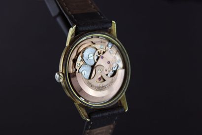 null OMEGA Genève réf.166.002
Montre bracelet plaquée or. Boitier rond. Fond vissé...