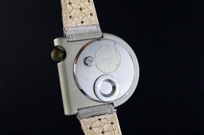 null LIP Roger Tallon Mach 2000.
Montre bracelet en acier anodisé gris. Boitier ergonomiqie...