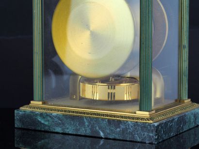 null JAEGER-LECOULTRE Atmos Vendôme.
Desk clock whose cage is supported by fluted...