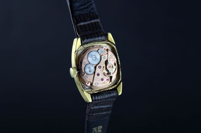 null OMEGA De Ville réf.511.256
Montre bracelet de dame plaquée or. Boitier ovale....