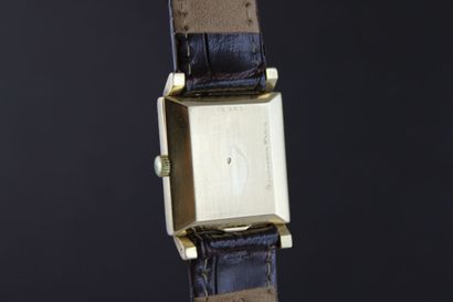 null BOUCHERON Square of the late 1960s.
Bracelet watch in 18k yellow gold. Square...