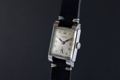 null EBERHARD & Co. 
Montre bracelet en acier. Boitier carré avec anses travaillées.
Cadran...