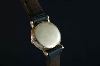 null Tissot années 1950
Montre bracelet en or jaune 18k. Boitier rond. Fond à pression....