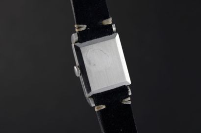 null EBERHARD & Co. 
Montre bracelet en acier. Boitier carré avec anses travaillées.
Cadran...
