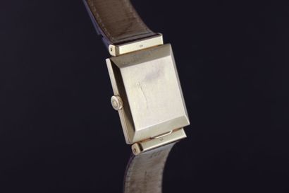 null LONGINES ref.6985 9
Bracelet watch in 18k yellow gold. Rectangular case. Pressure...