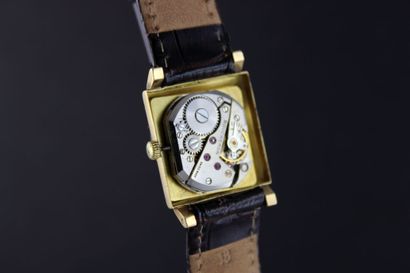 null BOUCHERON Carré de la fin des années 1960.
Montre bracelet en or jaune 18k....