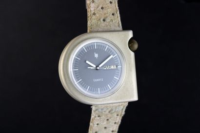 null LIP Roger Tallon Mach 2000.
Montre bracelet en acier anodisé gris. Boitier ergonomiqie...