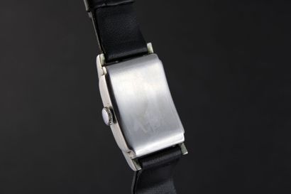 null ARCTOS.
Montre bracelet en acier. Boitier rectangulaire. Fond à pression. 
Cadran...