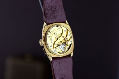null PATEK PHILIPPE & Cie
Montre bracelet de dame en or jaune 18k. Boitier coussin....