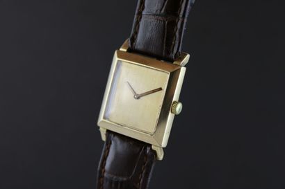 null BOUCHERON Square of the late 1960s.
Bracelet watch in 18k yellow gold. Square...