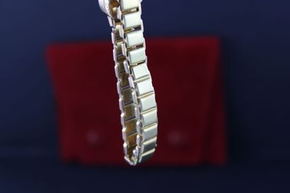 null CARTIER par Jaeger-LeCoultre 
Montre bracelet de dame en or jaune 18k. Boitier...
