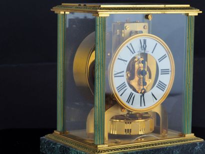 null JAEGER-LECOULTRE Atmos Vendôme.
Pendule de bureau dont la cage est soutenue...