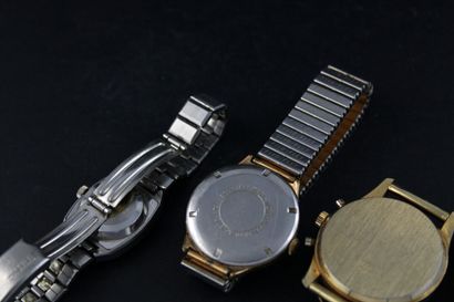 null Meeting of 4 watches including : 
-SEIKO steel lady's watch ref. 2206-3050....