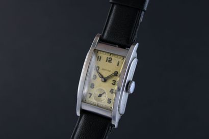null ARCTOS.
Steel bracelet watch. Rectangular case. Back with pressure. 
Cream dial....