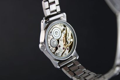 null MIDO Multifort
Steel bracelet watch. Patented round case. Screwed back.
Cream...