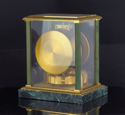 null JAEGER-LECOULTRE Atmos Vendôme.
Desk clock whose cage is supported by fluted...