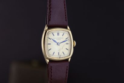 null PATEK PHILIPPE & Cie
Montre bracelet de dame en or jaune 18k. Boitier coussin....