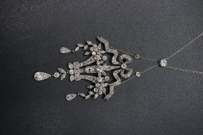 null Set in white gold750/°° composed of a diamond brooch and a chain allowing its...