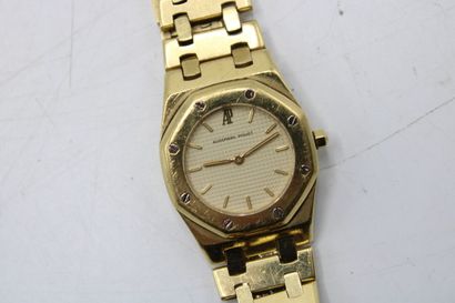 null Audemars Piguet. Lady Oak. Lady's watch in yellow gold, quartz movement, bracelet...