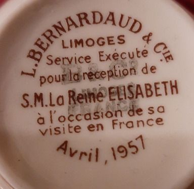 null BERNARDAUD Limoges. Modèle "Elisabeth II". Service en porcelaine de 129 pièces...