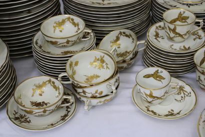 null BERNARDAUD Limoges. Model "Elisabeth II". Porcelain service of 129 pieces including:...