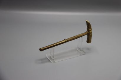 null Lot consisting of a small golden hammer. Length: 17.5 cm and a metal scale.



Expert...