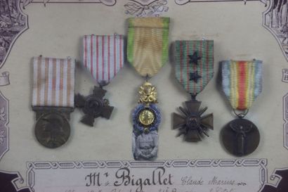null Réunion de cinq médailles de la Grande Guerre encadrées. "En mémoire de la Grande...