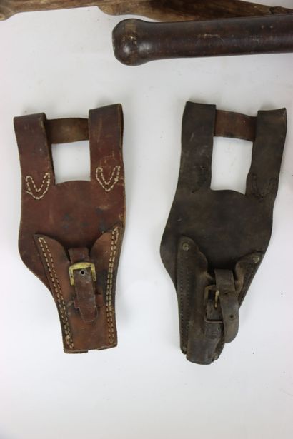 null Lot of tools and equipment: two French leather bayonet holders, two spades,...