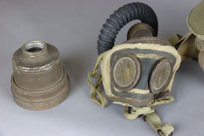 null Equipement français : Musette d'ANP 31 avec masque à gaz et cartouche et sac...