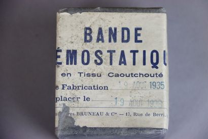 null Boite en bois blanc contenant des équipements et matériel médical français :...