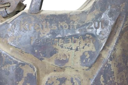 null Jerrycan allemand de fabrication Ambi-Budd daté 1940 (vérifier). La peinture...