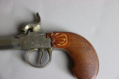 null Lot de deux armes, un pistolet coup de poing à percussion et à l'Écossaise,...