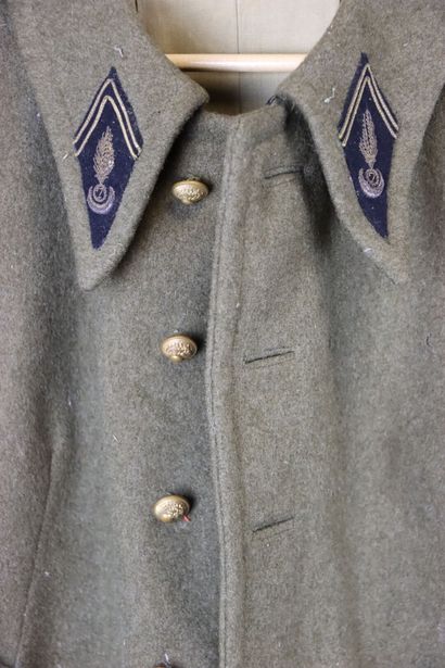 null Manteau de sergent en laine kaki de type 1932 à col aiglon avec pattes de col...