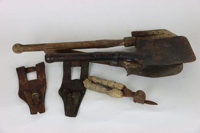 null Lot of tools and equipment: two French leather bayonet holders, two spades,...