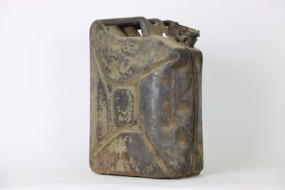 null Jerrycan allemand de fabrication Ambi-Budd daté 1940 (vérifier). La peinture...