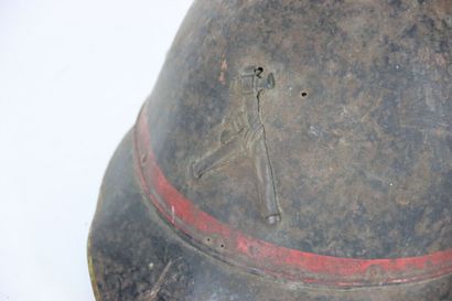 null Épave de casque de pompier en métal peint avec reste d'insigne en laiton. Intérieur...