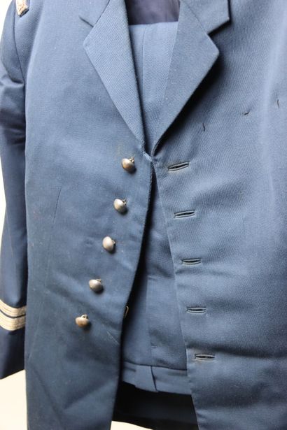 null Réunion de quatres costumes militaires. (deux verts, un noir, un bleu). À cela,...