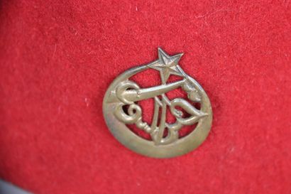 null Chéchia en laine rouge avec insigne du 4e Régiment de Tirailleurs Tunisiens,...
