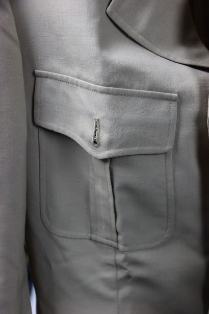 null Réunion de quatre vestes et un pantalon militaire de gendarmerie.