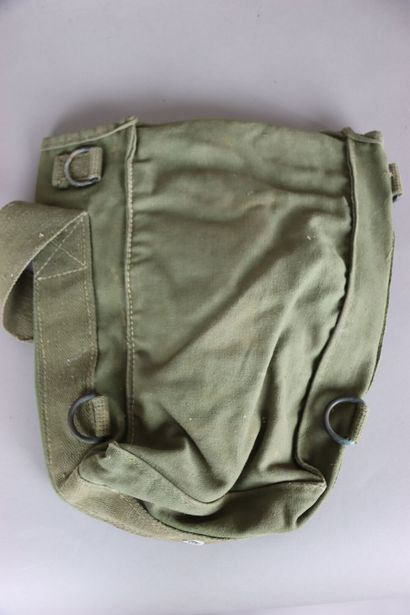 null Lot of American equipment: a GP musette, a 1945 model musette, a Chino cotton...