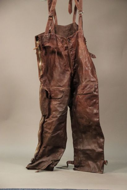 null Pantalon d'aviateur en cuir, couleur marron. Période : 2nde Guerre Mondiale.



Expert...