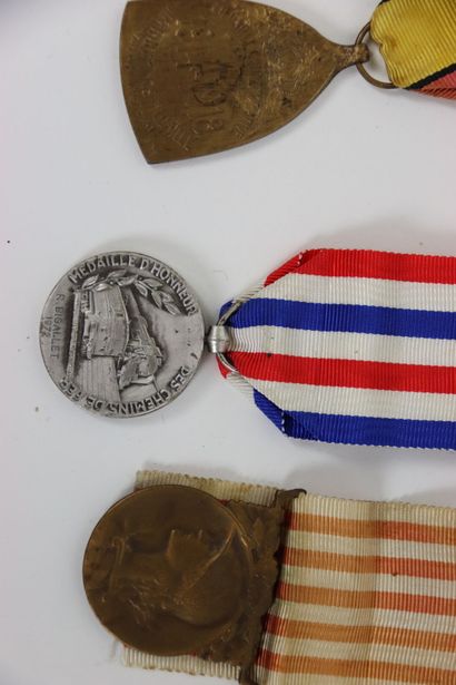 null Important lot of military insignia including: three furs. An armband. Seventeen...