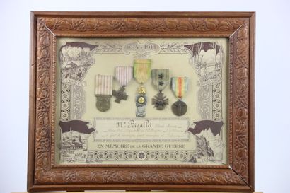 null Réunion de cinq médailles de la Grande Guerre encadrées. "En mémoire de la Grande...