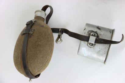 null Lot of French and German equipment: a liter can model 1877 covered with khaki...