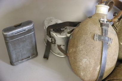 null Lot of French and German equipment: a liter can model 1877 covered with khaki...