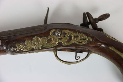 null Pistolet à silex du XVIIIe siècle, Longueur 49 cm, quelques accidents à la crosse.



Expert...